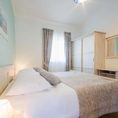 Holiday home Lavanda, A Luxury With Private Pool, 2km To Ubasico