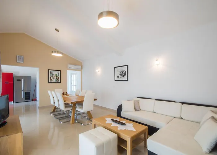 Lavanda, A Luxury With Private Pool, 2km To Dom wakacyjny