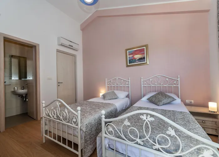 Lavanda, A Luxury With Private Pool, 2km To Dom wakacyjny *