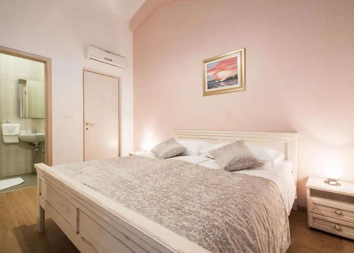 Dom wakacyjny Lavanda, A Luxury With Private Pool, 2km To