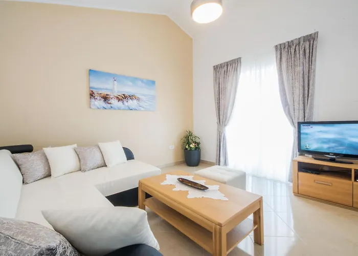 Dom wakacyjny Lavanda, A Luxury With Private Pool, 2km To Ubasico