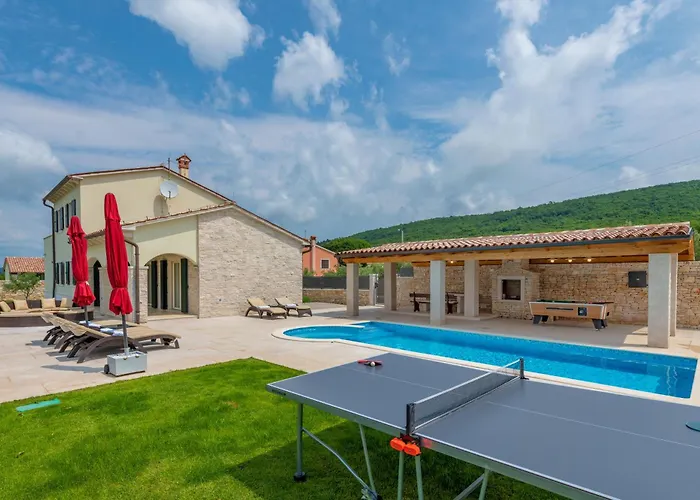 Lavanda, A Luxury With Private Pool, 2km To Dom wakacyjny *